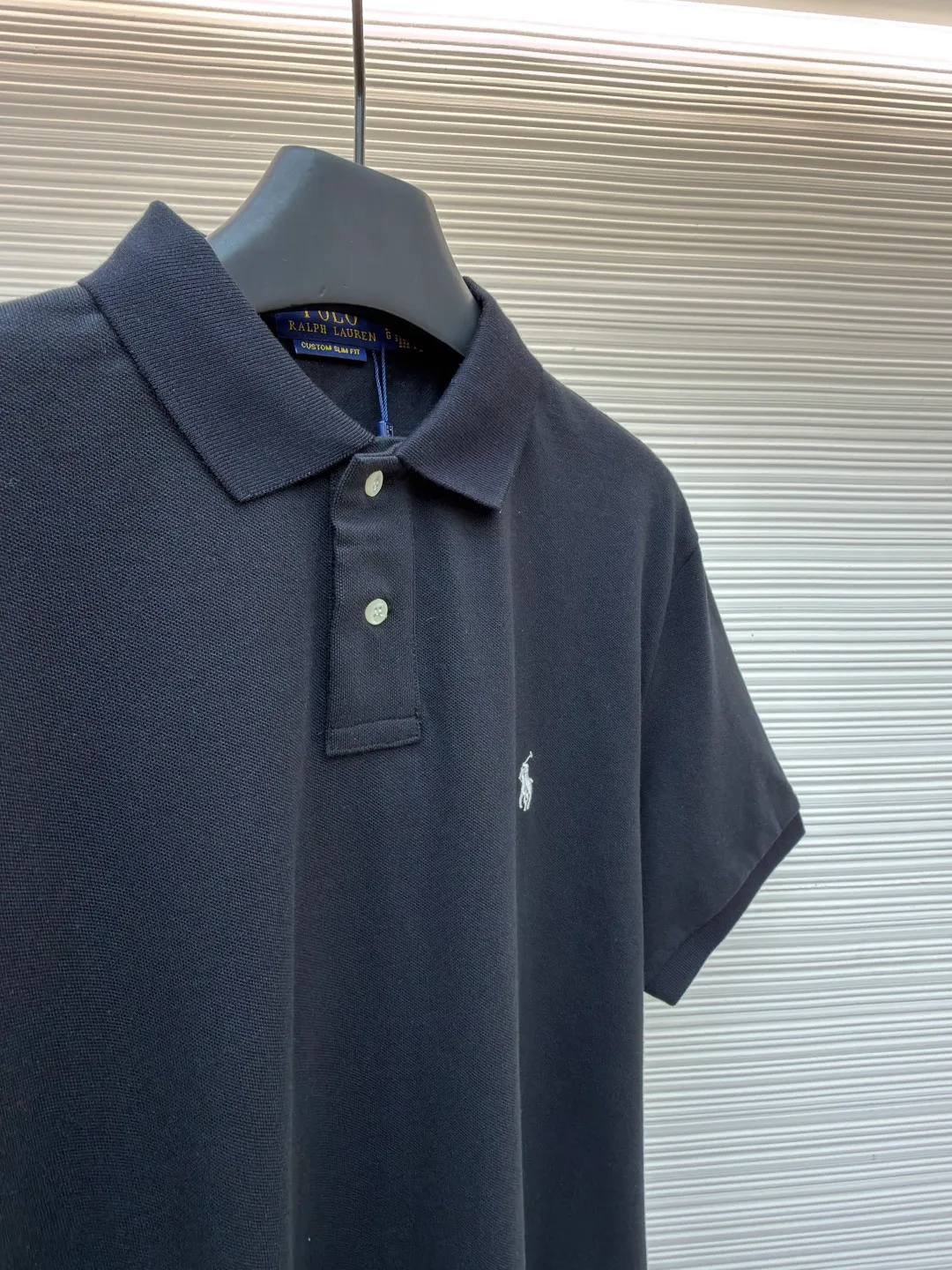 Ralph Lauren embroidered logo Polo shirt ●Original version: Purchased and developed at 1590 ●Item number: 1682564-A15 ●Material: pure cotton pique fabric ●Technology: embroidery production ●Color: black ●Version: fitted version ●Weight: about 285 grams ●Size: S-M-L-XL ●Description: Customized pure cotton sateen pique, tight and delicate, comfortable and next to the skin, elegantly presented with a touch of deep black The iconic white pony embroidery is like a smart musical note dancing on the black canvas. It is simple but highly recognizable. It is a versatile artifact in the wardrobe. It has a very simple shape and contains the soul of fashion. It adopts imported machine embroidery technology. It uses advanced computer control systems and precision mechanical parts to realize the iconic pony embroidery operation with high precision. The lines are smooth and delicate, and the fabrics have been washed. It has a better hand feel and texture. It is not easy to deform, not easy to shrink, not easy to fade, and maintains long-term beauty. The overall wiring is straight and delicate, the fabric is comfortable and soft, and the color is consistent without color difference. It can be matched with the same style to create a fashionable look and control various occasions. Customized accessories, complete with three standards, same style for men and women!